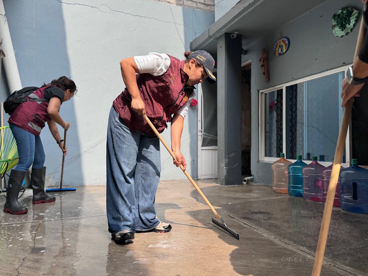 bereheca's tweet photo. 🌧️ Seguimos trabajando sin descanso en las colonias afectadas por las fuertes lluvias, acompañando a nuestras vecinas y vecinos en la limpieza de sus casas, calles y espacios comunes.

Agradezco profundamente el respaldo del Gobierno de la Ciudad de México y del secretario de Gestión Integral del Agua, José Mario Esparza Hernández, así como el esfuerzo de todas y todos los compañeros que se han sumado a estas labores.

Seguiremos en territorio, casa por casa, hasta avanzar en la recuperación de nuestras comunidades. Aquí estamos y aquí seguimos, cerca de nuestra gente. ❤️🤝

#Tláhuac #EnTerritorio #JuntasYJuntosLoEstamosLogrando