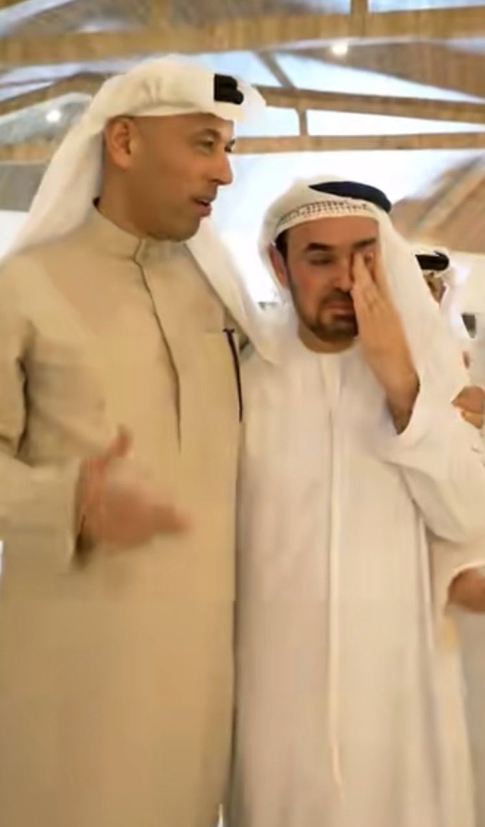 a_binyaqoob's tweet photo. حضرت مساء أمس عقد قران أبنة رفيق درب جمعتني به سنوات العمر .

وحين طلب المأذون منه أن يردد: «زوّجتك ابنتي البكر»، انهزم التماسك أمام هيبة الأبوة ، بكى أمام الحضور، غلبته دموعه على مرأى من الجميع، وتعثر صوته، وحاول مراراً أن يستجمع عبارته.. فالأبوة حين تبلغ ذروة صدقها لا ترى من حولها، ولا تستأذن دموعها.. وكيف لقلب أبٍ أن يخفي ارتجافه، وهو يقف في واحدة من أثقل لحظات العمر، ليزوّج ابنته الوحيدة.

مشهد استثنائي تجلّت فيه الأبوة بكل هيبتها وصدقها.. لم يتعثّر الأب أمام الكلمات، بل أمام عمر كامل مرّ أمامه في لحظة طفولتها، تفاصيلها وذكرياتها..

يا الله.. أي قلب هذا قلب الأب ، يحمل عمراً كاملاً من الحب، ثم تختصره دمعة .