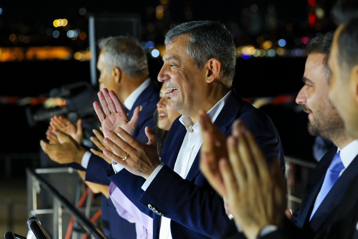 eczozgurozel's tweet photo. Fırtına olanlara rüzgâr neylesin?
Günü doğuranlara gece neylesin?
Onur, namus, adalet…
Bu sevda bizim!

Teşekkürler Üsküdar ❤️ https://t.co/fu8WkFBz1a
