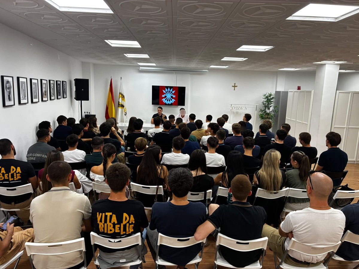 JFalange's tweet photo. ¡MOLESTAR HASTA CONQUISTAR!

Reunión de nuevos militantes en Madrid. https://t.co/zsXwNuvii5