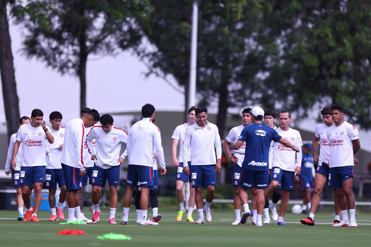 Chivas's tweet photo. 🇫🇷 ¡Últimos detalles antes de nuestro encuentro de mañana! 🔥

¡Venga, Chivas! 👏🏼 https://t.co/B25EHlWhhm