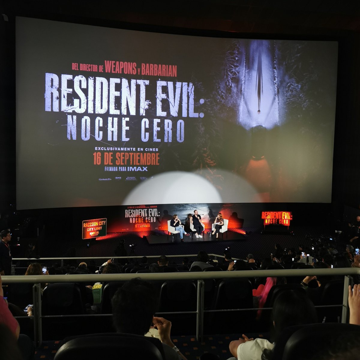Lars_Dan's tweet photo. Zach Cregger y Austin Abrams vinieron a CDMX para mostrar 30 min de #ResidentEvil. Totalmente dentro con lo que vimos y la visión que tiene el director con esta película. 🤟🏼🧟

Gracias @SonyPicturesMX! https://t.co/D6bB9fHr2R