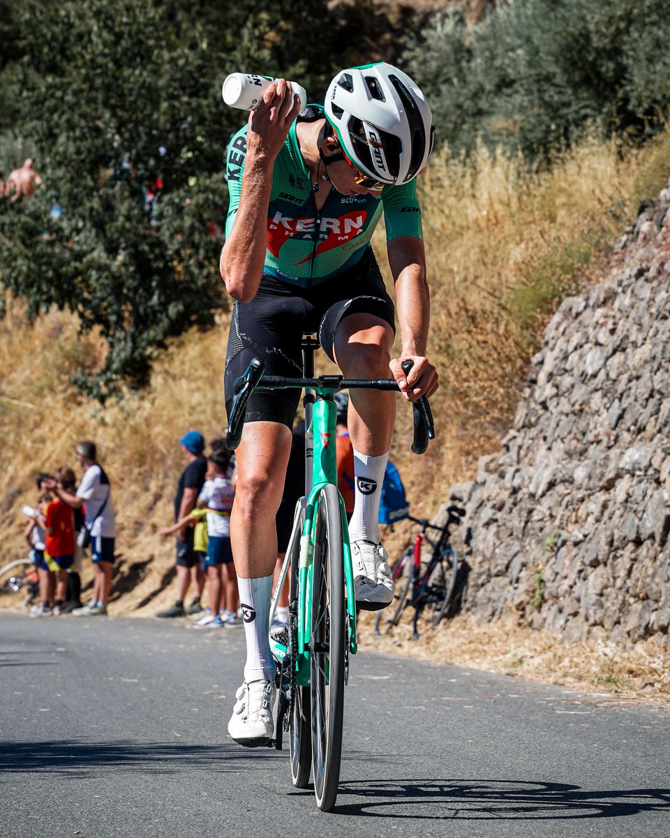 EqKernPharma's tweet photo. ❤️‍🔥 El Equipo Kern Pharma suma un nuevo puesto de honor en #LaVuelta26 con Urko Berrade 

🗣️“Me lo he dejado todo en una etapa durísima. Acabaré La Vuelta con la sensación de haberlo dado todo por conseguir la victoria” [Urko Berrade]

📲 https://t.co/XBUM18DfXR https://t.co/gzaZNQDDzZ