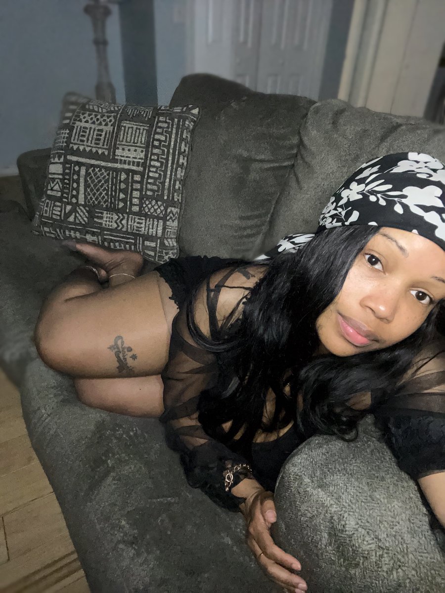 nickiprettytoes's tweet photo. I try to go faceless but face matters too? 🤯 https://t.co/nBbNPIhBIo