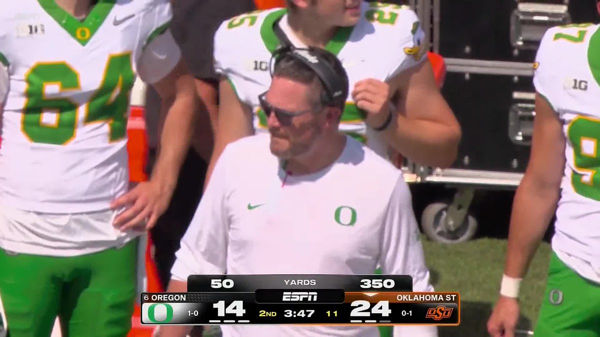 BleacherReport's tweet photo. Oregon is being outgained by 300 YARDS vs Oklahoma St 🥴 https://t.co/PTNRqFieSV