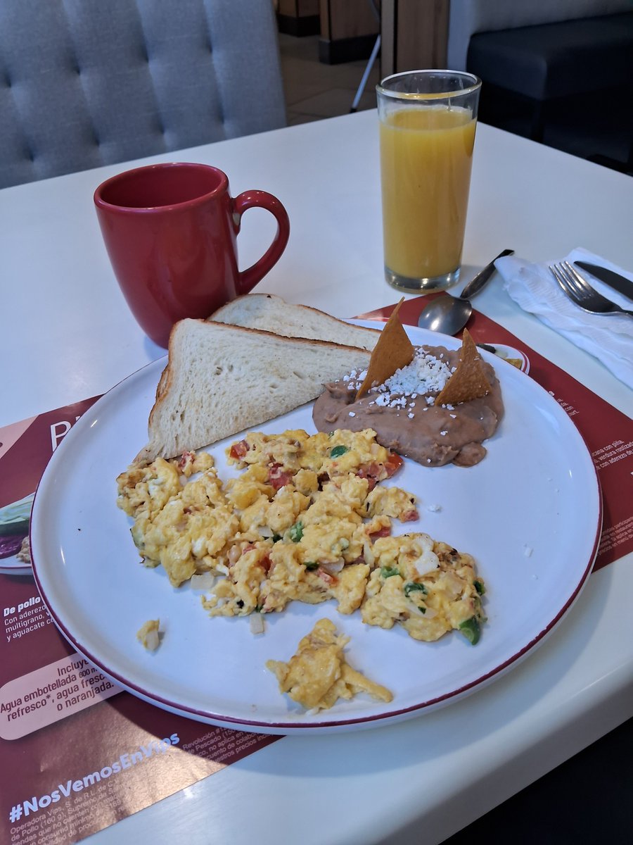 smaciasr's tweet photo. Brutal el nivel de abuso de @solosanborns y tambien de @VIPS. Asi lo mini molletes del primero y los huevos del segundo, ambos por 100 pesos. He pagado en sanborns por una comida modesta de sopa, plato fuerte, refresco y postre hasta 600 pesos,que paso con la cafetería amigable que siempre fue ? A ninguno de los dos iré, no apoyaré la cultura del abuso.