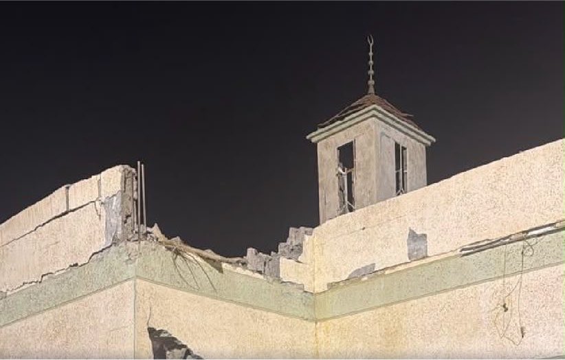 SaudiNews50's tweet photo. عاجل..

بيان رسمي:

صرّح المتحدث الرسمي للدفاع المدني بأنه في يوم السبت الموافق 04/1/ 1448 هـ الموافق 12/ 09/ 2026 م، باشر الدفاع المدني في محافظة الطوال بمنطقة جازان سقوط مقذوف تم إطلاقه من قبل الميليشيا الحوثية الإرهابية، نتج عنه إصابتان، وأضرار مادية في مسجد وعدد من المباني والمركبات.

 وشدّد المتحدث على أن استهداف الأعيان المدنية انتهاك صارخ للقانون الدولي الإنساني، وقد تم تنفيذ الإجراءات المعتمدة في مثل هذه الحالات.

-