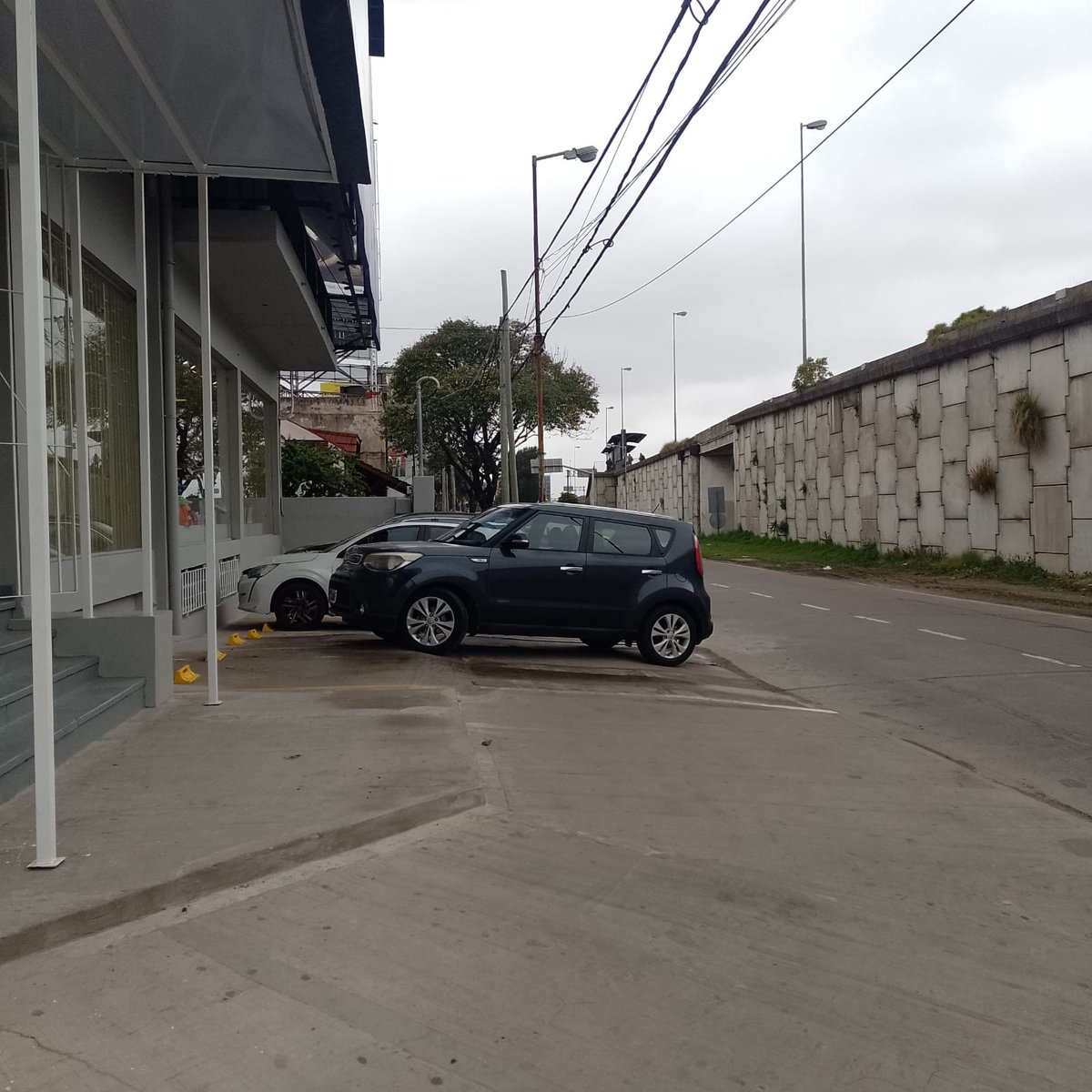 vayazaber's tweet photo. @dzapatillas Local de Creciendo sucursal Martinez, no me quedaba otra que pasar por la autopista y me roza un auto, por suerte no pasó nada grave porque pudo esquivarme a tiempo. Está permitido bloquear la vereda? porque ellos organizaron su estacionamiento en la vereda pública. https://t.co/aPyYFZbhV3
