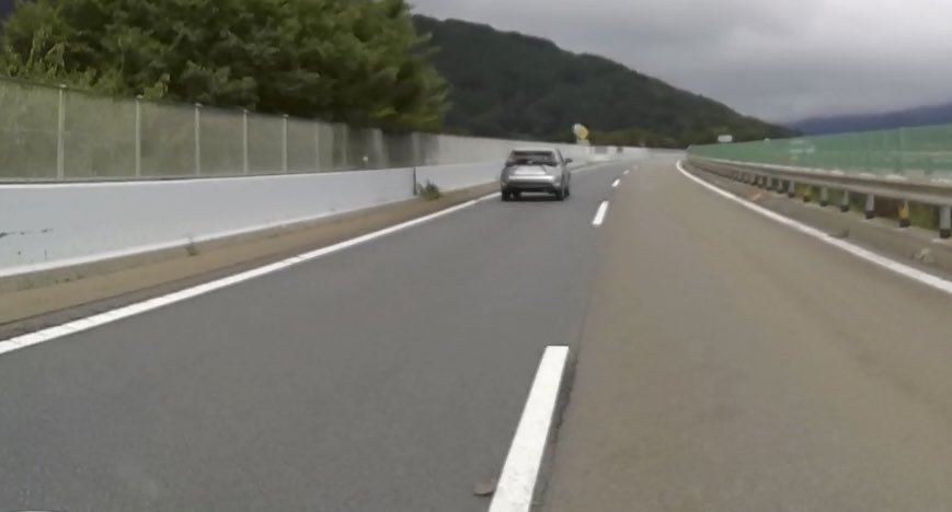 keykanonair's tweet photo. #アルミホイール 割れるのは知ってたけど、自分がなるとは思わなかったよ
車線変更中、どこに落下物あるかわかるかな https://t.co/1SYRbDhAdC