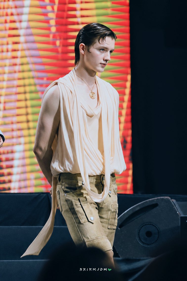 kkikmjdm's tweet photo. ไม่ใช่แค่ใส่ชุดแล้วสวย แต่เดินแล้วชุดมีชีวิตอ่ะ เดินไม่กิน movement ของชุด ผ้าไหลไปกับตัวสวยมากกกกกกกกกกกกก กจบ นี่ชมได้อีก ร้อยโพส

#LEONBROCCO
#LEON_CIRCRL 
#MchoiceMintAwards2026 https://t.co/kJ1pxgKqt9