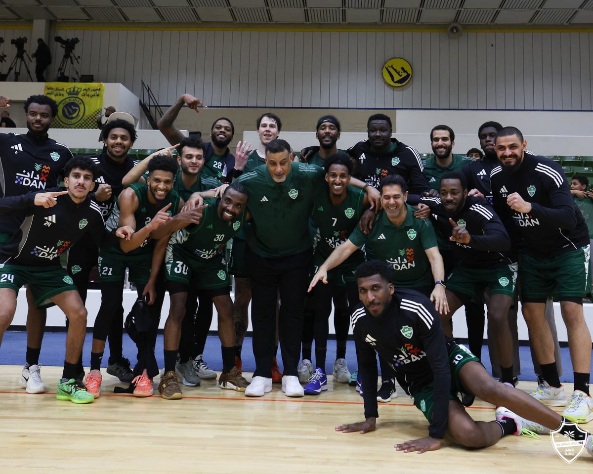 diario_AFC's tweet photo. 🚨 وليد سعيد |

لاعبو سلة الأهلي يبذلون جهودًا لإعادة اللعبة ويرفضون جميع العروض المقدمة لهم من الأندية الأخرى. 

اتحاد السلة يحاول أيضًا إعادة الفريق واللعبة 🟢⚪️ https://t.co/07luUhe0ul