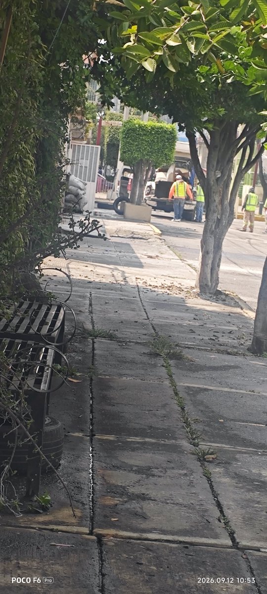 raul19gsi's tweet photo. @ALEIDAALAVEZ Supuestamente hoy se llevarían  "recolección de triques y residuos que obstruyen los drenajes" y no se quisieron llevar costales con cascajo. En la SM5, la primer camioneta se llenó y la segunda de plano se negó.
En 2da de Luis Araiza.. https://t.co/HR149UCXHT