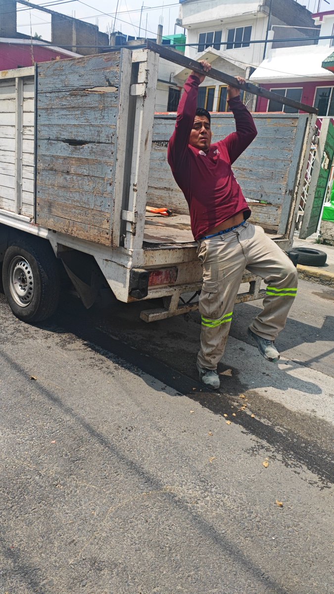 raul19gsi's tweet photo. @ALEIDAALAVEZ Supuestamente hoy se llevarían  "recolección de triques y residuos que obstruyen los drenajes" y no se quisieron llevar costales con cascajo. En la SM5, la primer camioneta se llenó y la segunda de plano se negó.
En 2da de Luis Araiza.. https://t.co/HR149UCXHT