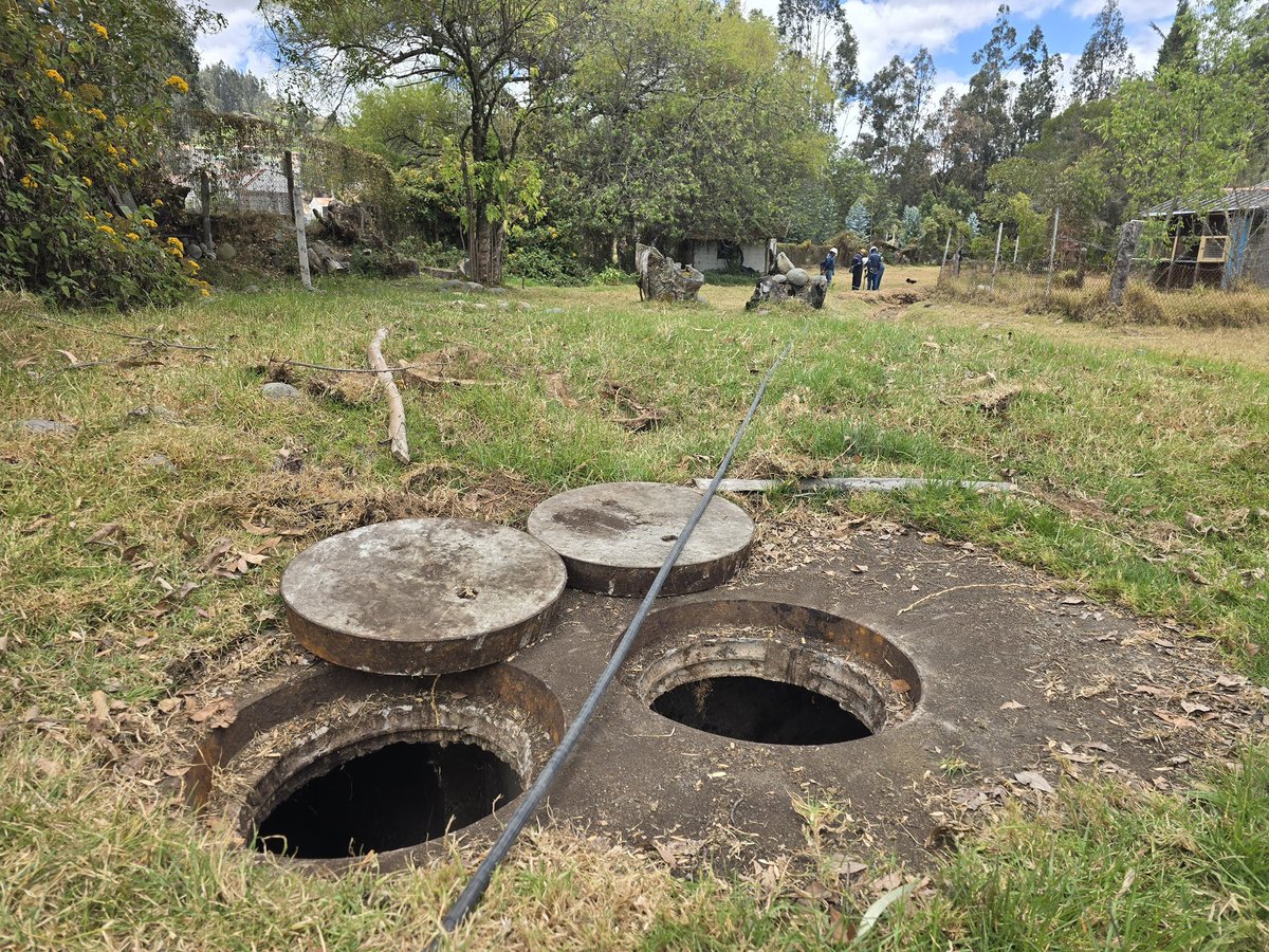 ETAPAOficial's tweet photo. 🌿💧 Trabajamos por una Cuenca más limpia y sostenible.

ETAPA EP realiza el mantenimiento constante de interceptores, como parte de las acciones para fortalecer el adecuado manejo de las aguas residuales.

Estas labores contribuyen a la conservación del entorno y el bienestar de todos los cuencanos. ✅

#ETAPAEP  #QueCuencaNosUna💫

@AlcaldiaCuenca1