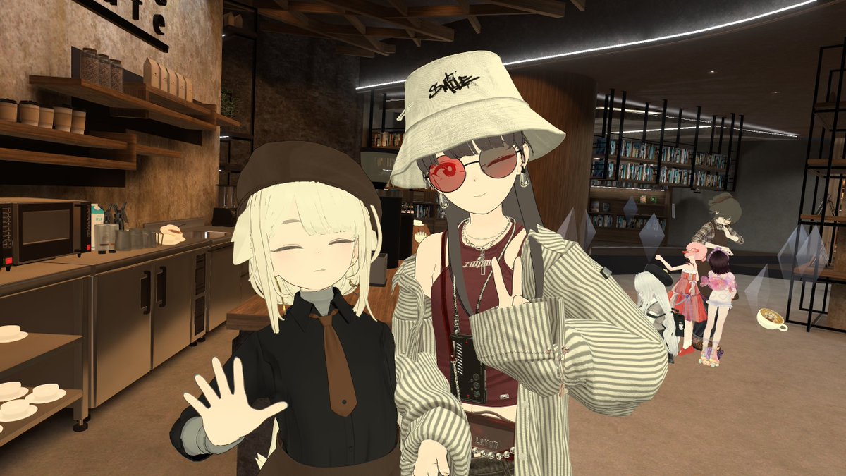 toyanVRC's tweet photo. 久々にLapwingCaféに行きました！念願のマリンさんともどりかけさんとのツーショ撮れて嬉しかったぁ…　ワールドもとても広くて良きでした！
 #LapwingCafe https://t.co/iTcx02kUYe