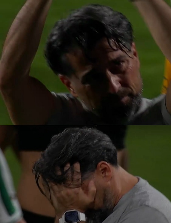 futbolarena's tweet photo. İlhan Palut'un duygu dolu anları:

Çok zor günler yaşadı. 
Galibiyetin ardından tekrar sahaya geldi. 
Tribünlere gitti. 
Oyuncularına sarıldı. 
Gözyaşlarını tutamadı. https://t.co/SHBYXH3YN1