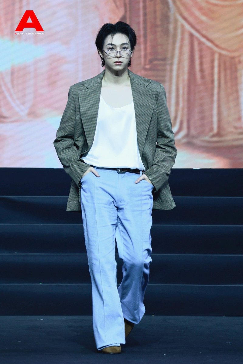 around_ent's tweet photo. “บาส หัสณัฐ” ร่วมเดินแฟชั่นโชว์บนรันเวย์งาน ‘Mchoice &amp; Mint Awards 2026’

MAXKYBAS AT MCHOICE MINT
#แม็กกี้บาส #maxkybas #บาสเด็กอ้วนที่แท้จริง 
#MchoiceMintAwards2026
#MintAwards2026 https://t.co/jwD3ezvlcL