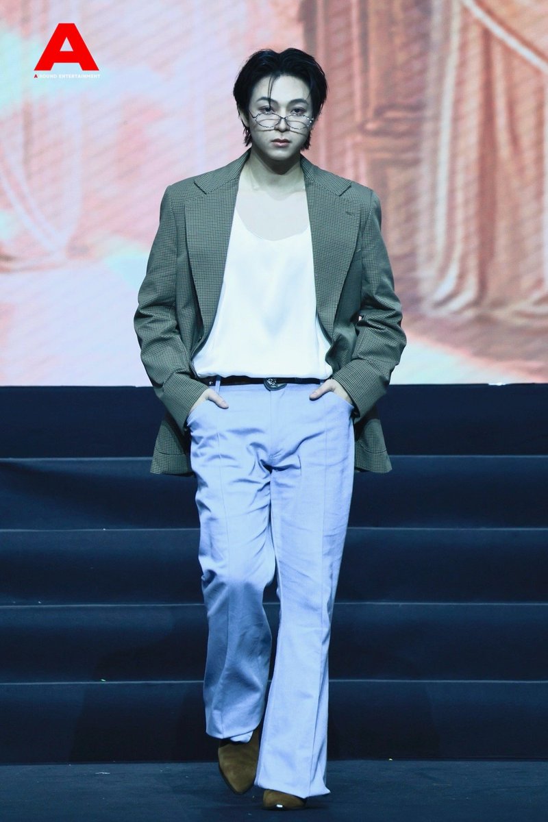 around_ent's tweet photo. “บาส หัสณัฐ” ร่วมเดินแฟชั่นโชว์บนรันเวย์งาน ‘Mchoice &amp; Mint Awards 2026’

MAXKYBAS AT MCHOICE MINT
#แม็กกี้บาส #maxkybas #บาสเด็กอ้วนที่แท้จริง 
#MchoiceMintAwards2026
#MintAwards2026 https://t.co/jwD3ezvlcL