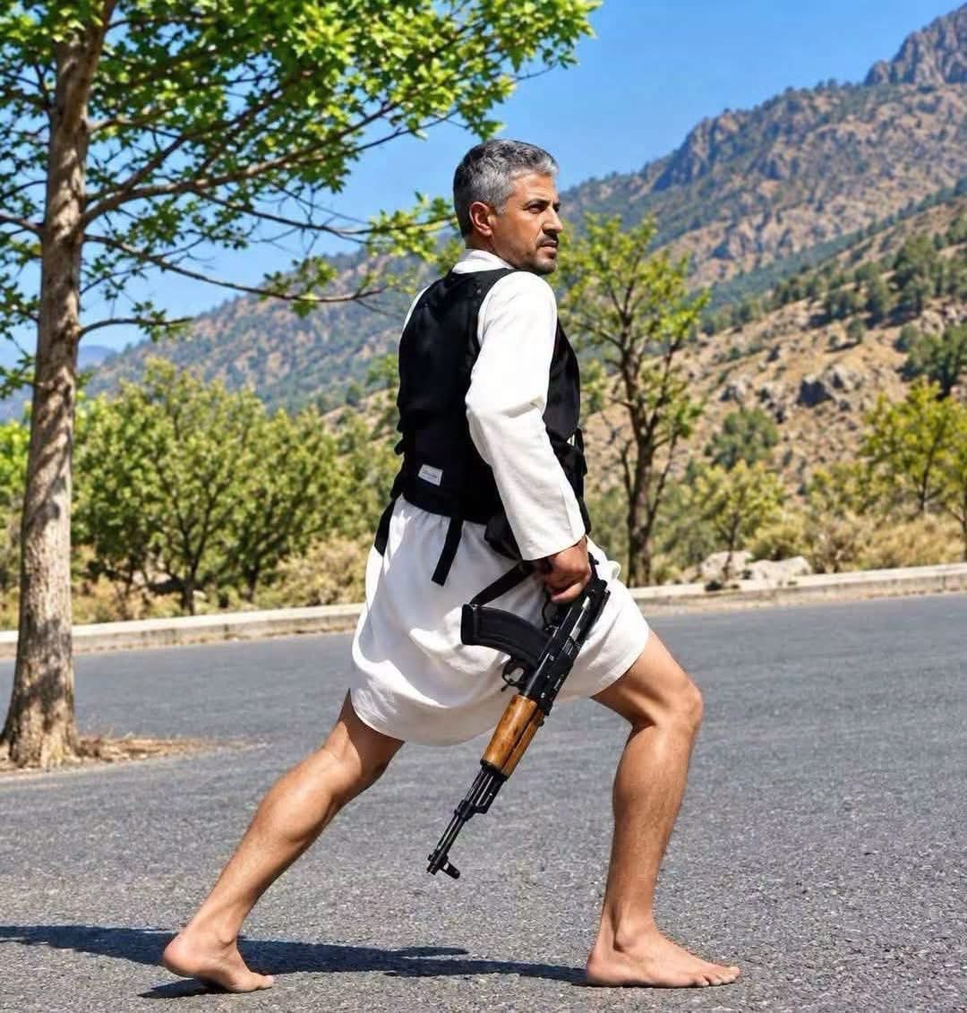 alhbshi11's tweet photo. تخيلوا دنق الساحل لازالوا يخونوا الشيخ حمود المخلافي الذي مرغ أنوف الحوثيين وطاردهم من زغط لازغط بتعز، ومستمرين بتلميع طارق الذي سلم 6 مديريات للحوثي في ساحل تعز دون مقاومة ويبررون خيانته وأنه رجل وطني ومناضل واليمن ستتحرر على يده!

الا الدناقة أعيت من يداويها https://t.co/0mjF33cjQd