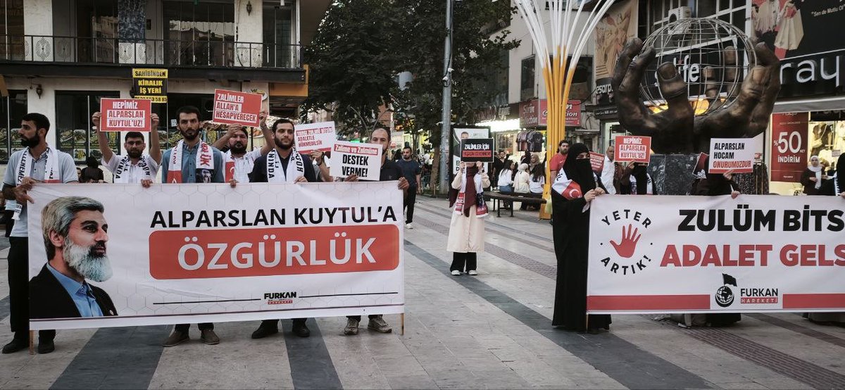 FH_Susmaz's tweet photo. HUKUKSUZ TUTUKLULUĞA KARŞI ADALET ÇAĞRISI!

​Alparslan Kuytul Hoca, Semra Kuytul Hocahanım ve Furkan Hareketi mensuplarının hiçbir somut delile dayanmayan haksız tutukluluk hallerine karşı basın açıklaması gerçekleştirildi. 

Alanlarda toplanan Furkan Hareketi mensupları, 
hukuksuz tutuklamalara karşı tepkilerini dile getirdi.

📍Batman 📍Şanlıurfa

Ozgürlük IçinMeydandayız
FurkanGönüllülerine Ozgürlük