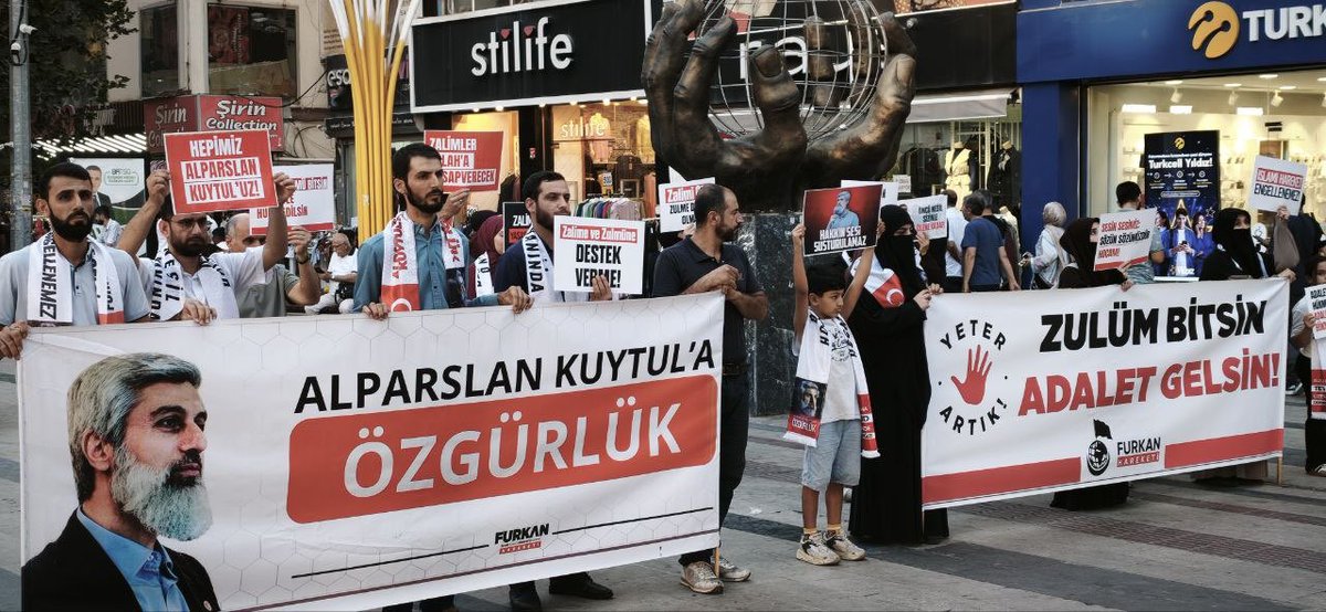 FH_Susmaz's tweet photo. HUKUKSUZ TUTUKLULUĞA KARŞI ADALET ÇAĞRISI!

​Alparslan Kuytul Hoca, Semra Kuytul Hocahanım ve Furkan Hareketi mensuplarının hiçbir somut delile dayanmayan haksız tutukluluk hallerine karşı basın açıklaması gerçekleştirildi. 

Alanlarda toplanan Furkan Hareketi mensupları, 
hukuksuz tutuklamalara karşı tepkilerini dile getirdi.

📍Batman 📍Şanlıurfa

Ozgürlük IçinMeydandayız
FurkanGönüllülerine Ozgürlük