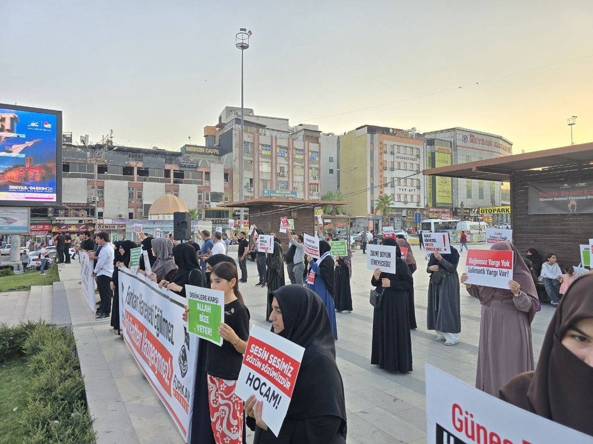 FH_Susmaz's tweet photo. HUKUKSUZ TUTUKLULUĞA KARŞI ADALET ÇAĞRISI!

​Alparslan Kuytul Hoca, Semra Kuytul Hocahanım ve Furkan Hareketi mensuplarının hiçbir somut delile dayanmayan haksız tutukluluk hallerine karşı basın açıklaması gerçekleştirildi. 

Alanlarda toplanan Furkan Hareketi mensupları, 
hukuksuz tutuklamalara karşı tepkilerini dile getirdi.

📍Batman 📍Şanlıurfa

Ozgürlük IçinMeydandayız
FurkanGönüllülerine Ozgürlük