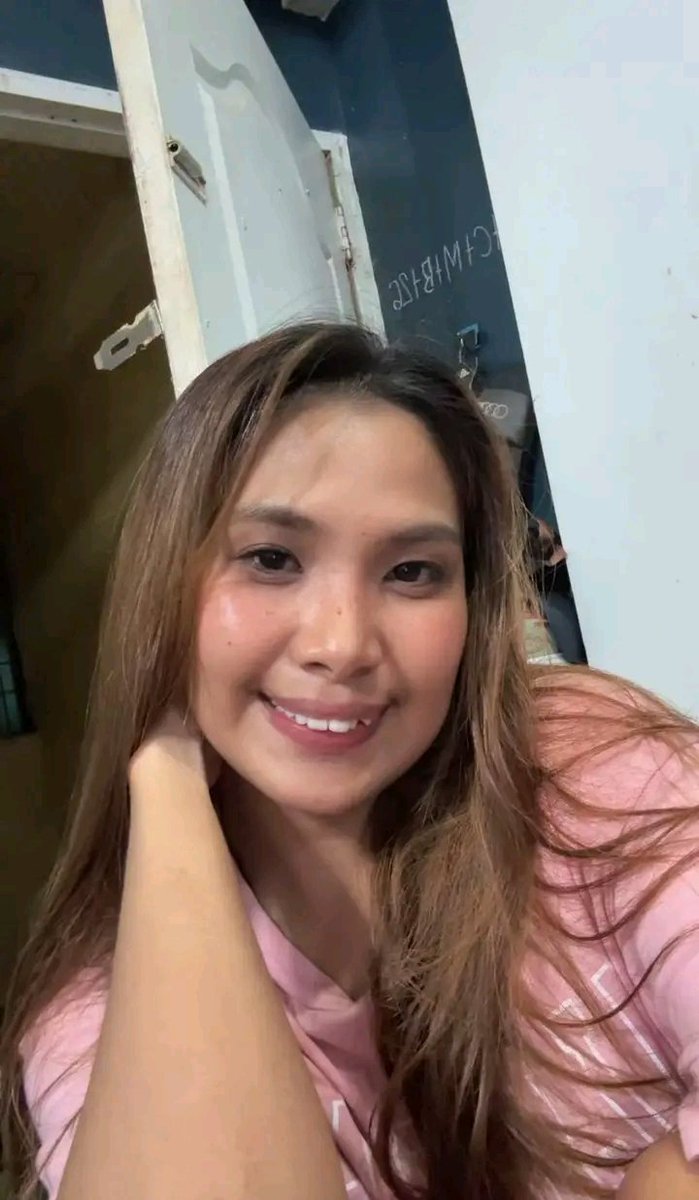 Miriammark134's tweet photo. Pink shirt, messy hair, and just a random selfie. 😂🩷 #RandomSelfie #SelfieMood #PinkVibes https://t.co/uZpDLF53C4