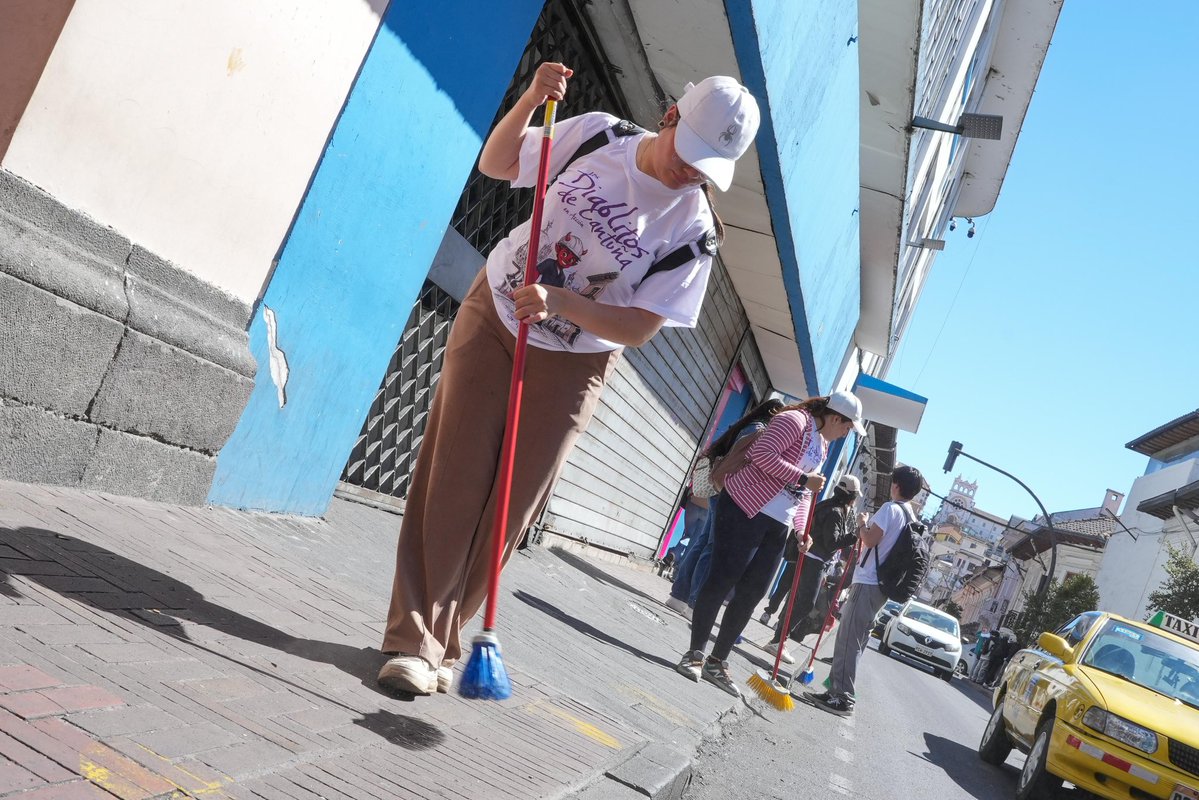 MIT_Ecuador's tweet photo. El Centro Histórico de Quito se activa con los "Diablos de Cantuña en Acción".

El ministro @RobertoLuqueN acompañó a los jóvenes en una jornada que promueve el desarrollo urbano y el servicio a la comunidad.

🤝 En la Plaza Benalcázar también se desarrolló una feria de servicios, la ciudadanía pudo acceder a información sobre incentivos para adquirir su vivienda propia, conocer la nueva aplicación Data 593, acceder a servicios de la @ANT_ECUADOR, @RegistroCivilec y disfrutar de una feria gastronómica.