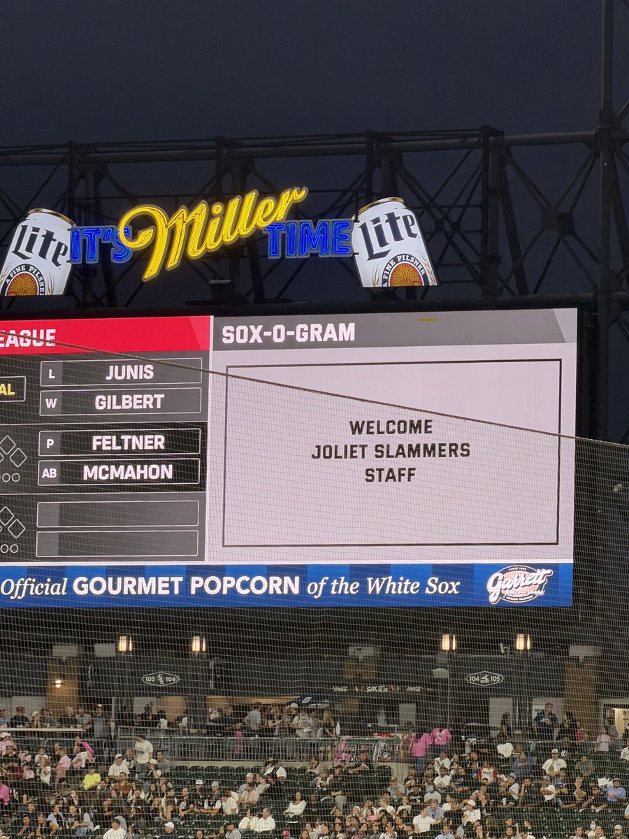 JolietSlammers's tweet photo. A great evening with the SlamFam at the White Sox Game! ⚾️

#SlamFam #GetLockedIn🔒 https://t.co/MNun38rkne