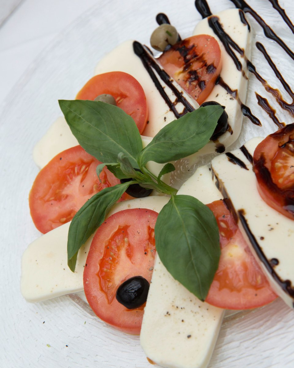 MAMASMEATBALL's tweet photo. Fresh, simple, and full of flavor. 🍅✨

Our Caprese is the perfect combination of classic ingredients, bringing together bright flavors and a delicious taste of Italy in every bite.

📷: Markus Spiske https://t.co/TjoQenyOL5