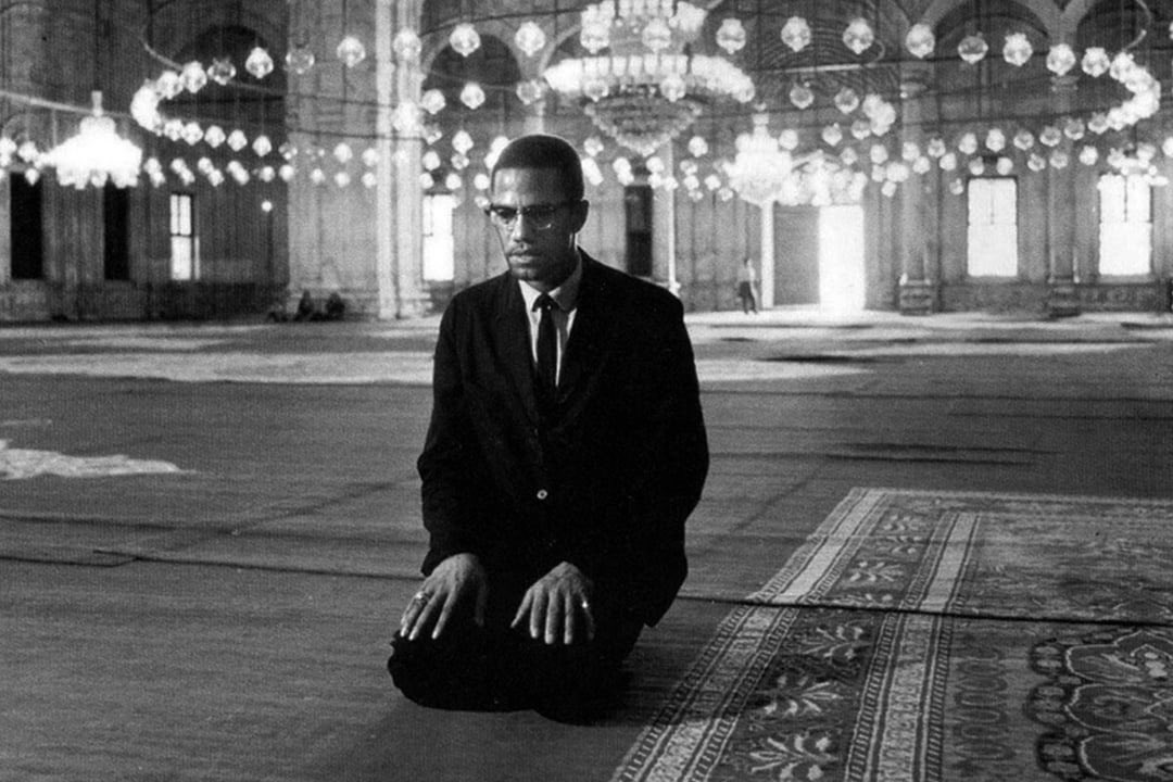 JMNewsNetwork_'s tweet photo. Malcolm X in Mecca, 1964. https://t.co/tUXgLkBplU