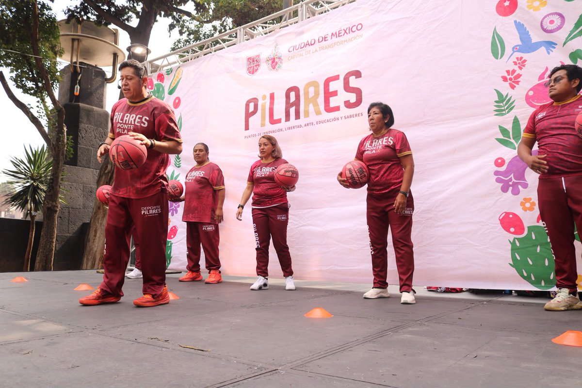 Javier_Hidalgo's tweet photo. Compañeros @rosaicela_ @Rommel_Pacheco aquí en la Ciudad de México con la jefa de gobierno @ClaraBrugadaM nos preparamos para la Clase Nacional de Basketball 🏀 🇲🇽 del próximo 27 de septiembre https://t.co/7GJLVDzld8