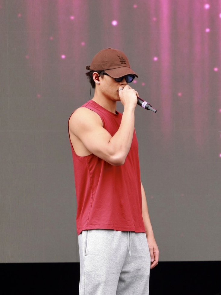 jossgawincrumbs's tweet photo. JOSS WAYAR IN RED TANK TOP!!! 🥵🔥

#OLFDreamOninPeru #JossGawin https://t.co/hi9PukSOSY