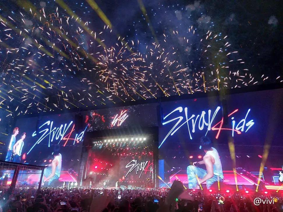 durcyx's tweet photo. e temos a versão rock in rio dessa foto do han https://t.co/6drIFx8SnJ