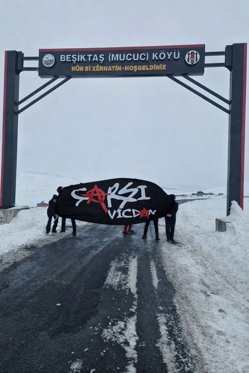carsivicdan_'s tweet photo. Beşiktaş köyüne kışın karlı dağları yolları aşıp gitmiştik. Çocuklara bot mont kırtasiye seti polar dağıtmıştık.Selam Olsun. https://t.co/IqkygxMJOH