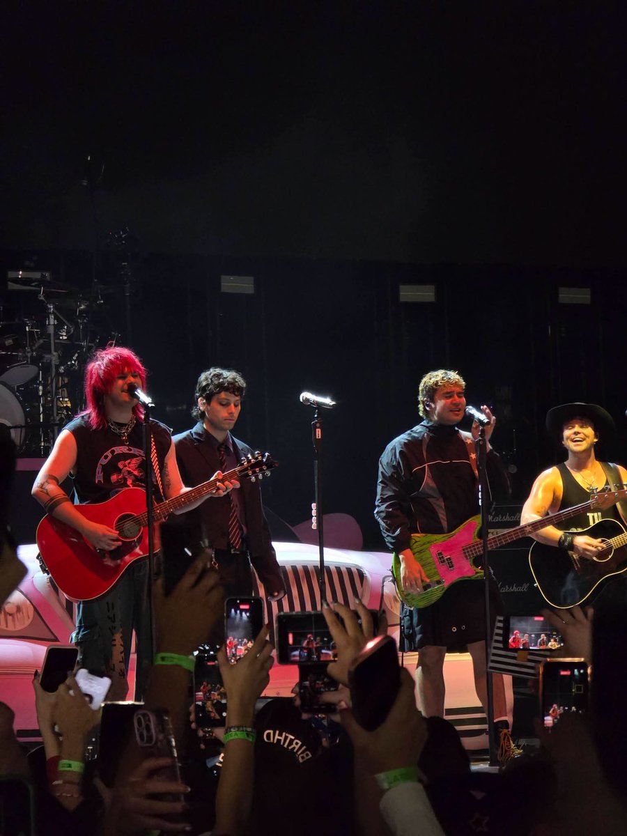 LucyVilla99's tweet photo. EAS TOUR 11/09/26
GUADALAJARA 
@5SOS 
GRACIAS POR CANTAR LOS SOLOS, GRACIAS POR DARME LA MEJOR NOCHE DE MI VIDA https://t.co/G3gnjKEBAU