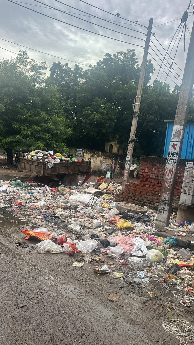 robinjain300's tweet photo. @cleanAirBharat @PradeepIAS_HR @MunCorpGurugram @VipulGoelBJP @csharyana @ulbharyana Behind Manipal Hospital...just in front of house https://t.co/S6Q2idU9km