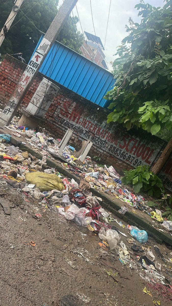 robinjain300's tweet photo. @cleanAirBharat @PradeepIAS_HR @MunCorpGurugram @VipulGoelBJP @csharyana @ulbharyana Behind Manipal Hospital...just in front of house https://t.co/S6Q2idU9km