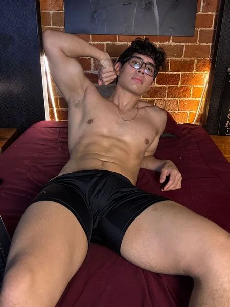 RealStreamen's tweet photo. We love a guy who doesn't skip leg day 🤤 #andrewsgray #gay #gaymodels #camboy #sexy #latino #fitguy #queermen https://t.co/rvQ6lTSkMm