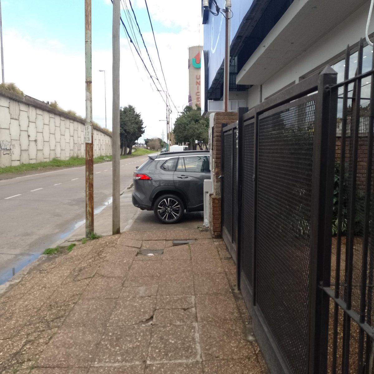vayazaber's tweet photo. No es un caso aislado, no se puede cruzar. Es el paso obligado de cientos trabajadores que van a trabajar a Unicenter, además de los visitantes https://t.co/LQG1WaPT9k