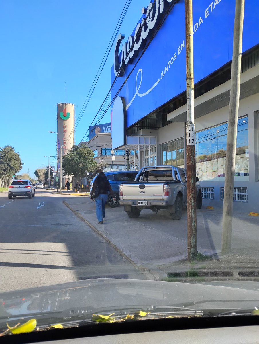 vayazaber's tweet photo. No es un caso aislado, no se puede cruzar. Es el paso obligado de cientos trabajadores que van a trabajar a Unicenter, además de los visitantes https://t.co/LQG1WaPT9k