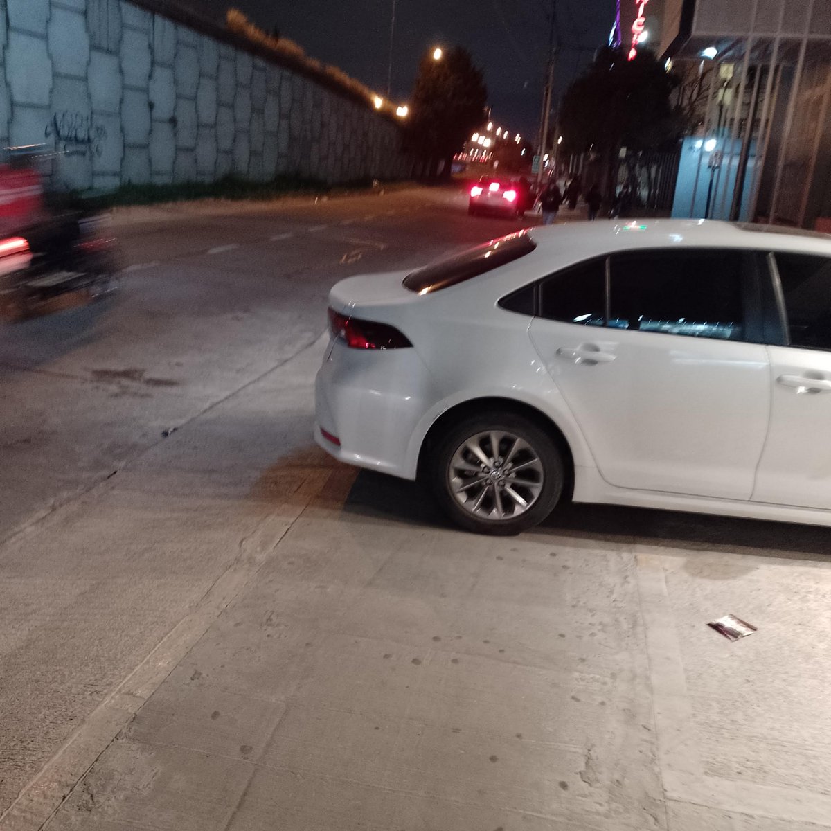 vayazaber's tweet photo. No es un caso aislado, no se puede cruzar. Es el paso obligado de cientos trabajadores que van a trabajar a Unicenter, además de los visitantes https://t.co/LQG1WaPT9k