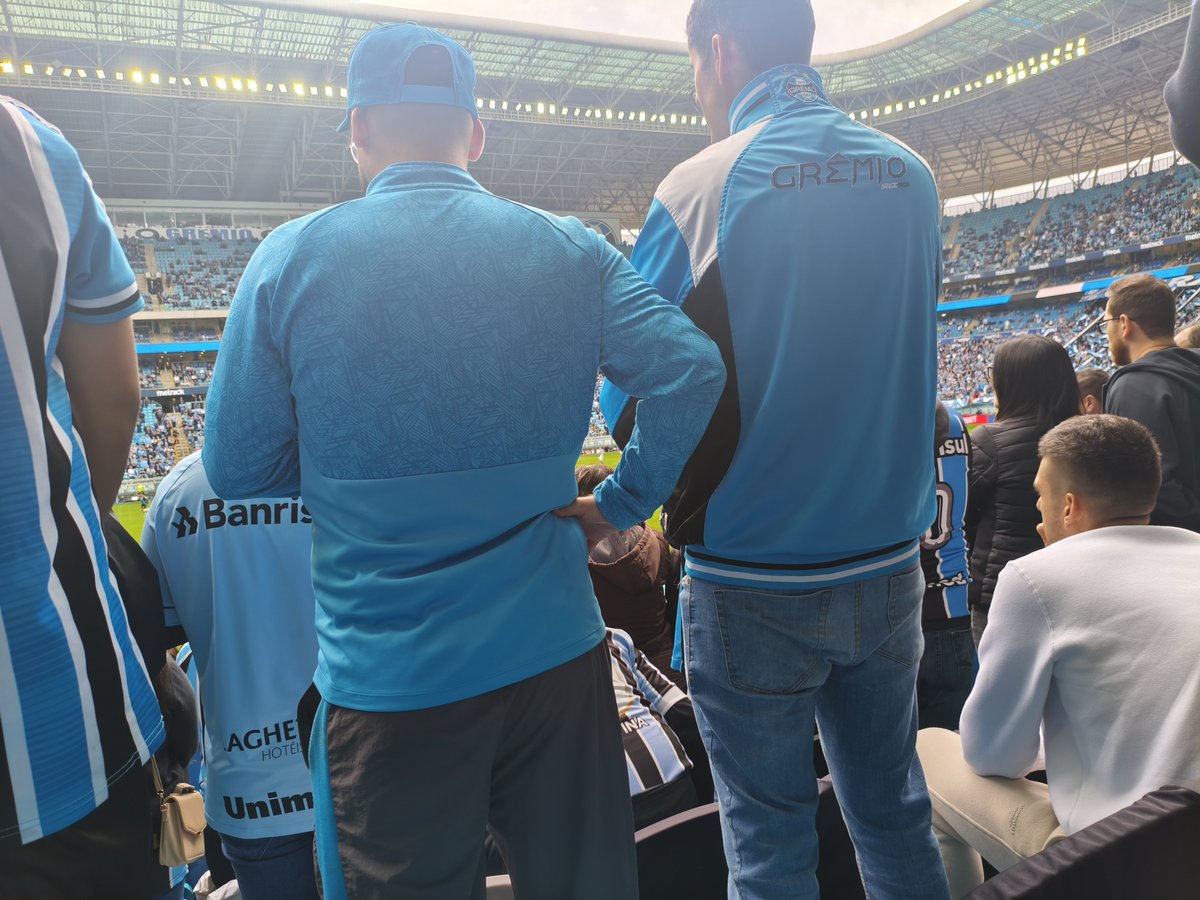 AnaKrger2's tweet photo. Queria muito entender qual o intuito de você comprar um lado com banco se tu não vai sentar e vai atrapalhar a visão de quem tá atrás?

#gremio #arena https://t.co/55ehBOAuwl