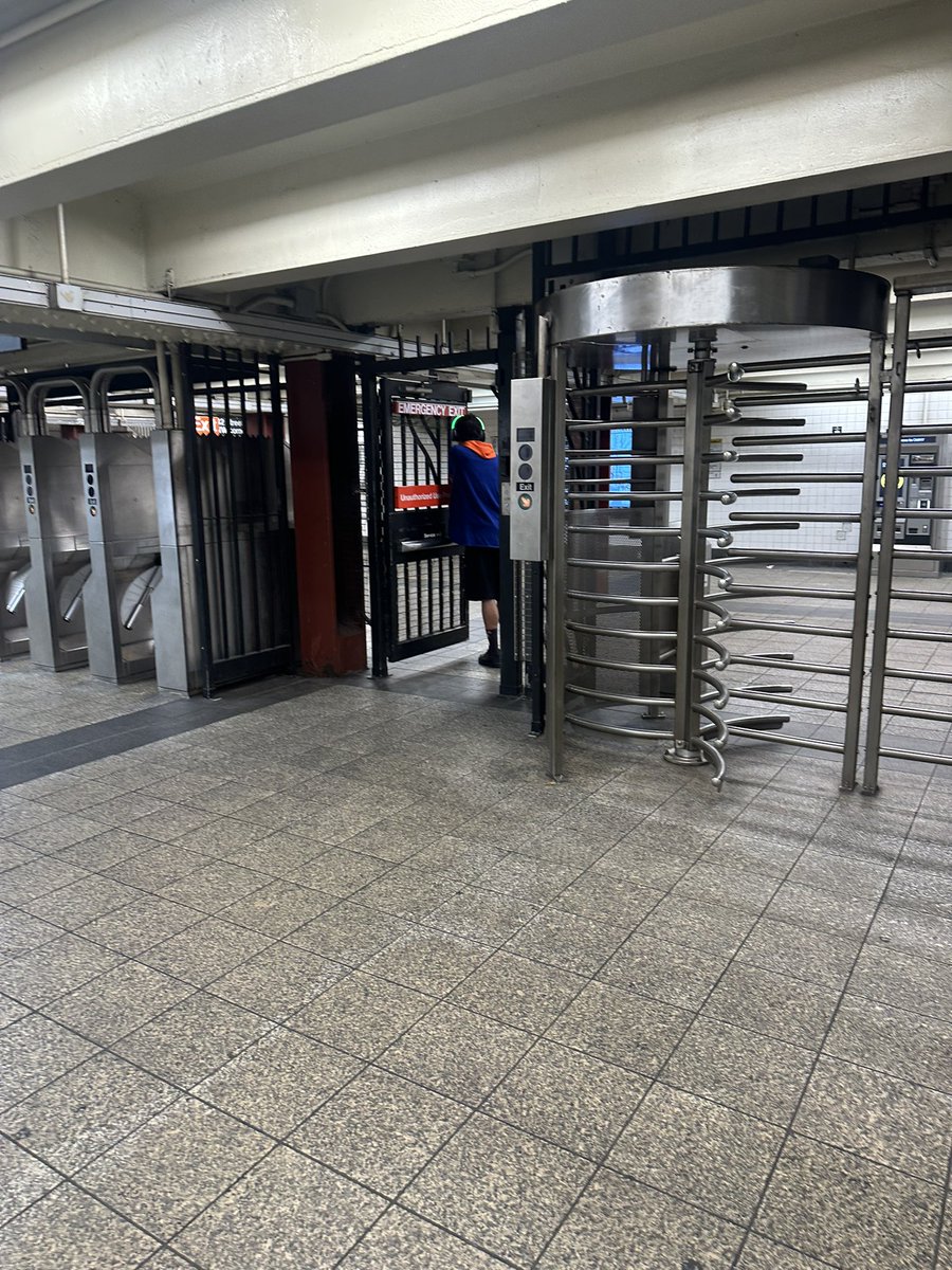 Lil_Brick2018's tweet photo. Severely un-educated man holding the door open for #NYC Transit charges cash toll to commuters in attempts to siphon profits from @MTA at 42nd Bryant St Subway https://t.co/fLz8wjf98G
