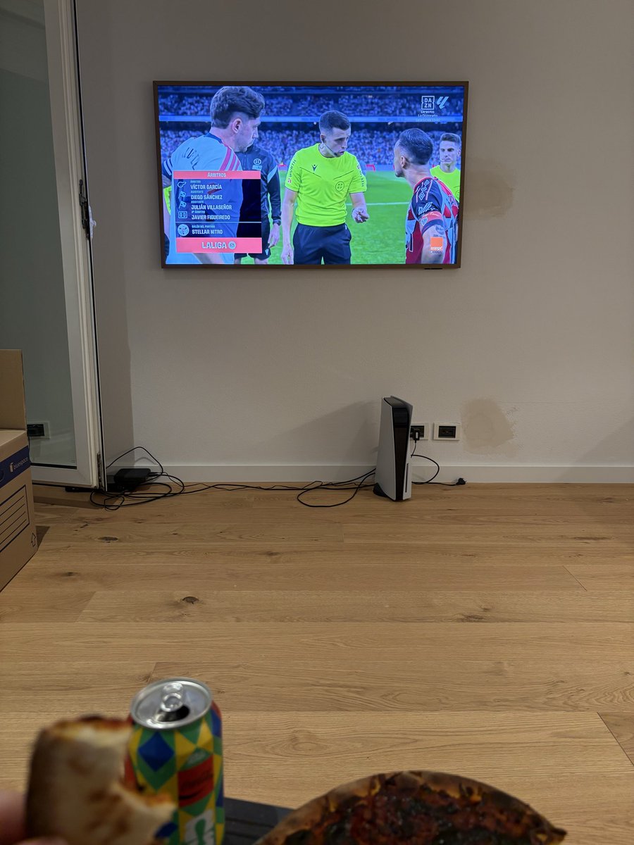 ColiflorRM's tweet photo. Primera cena en el piso nuevo. 

Se me quema la pizza.
No han llegado los muebles aún. 
La Play en el suelo.

Pero está mi Real Madrid y me siento genial. https://t.co/0TWrgD3fPm