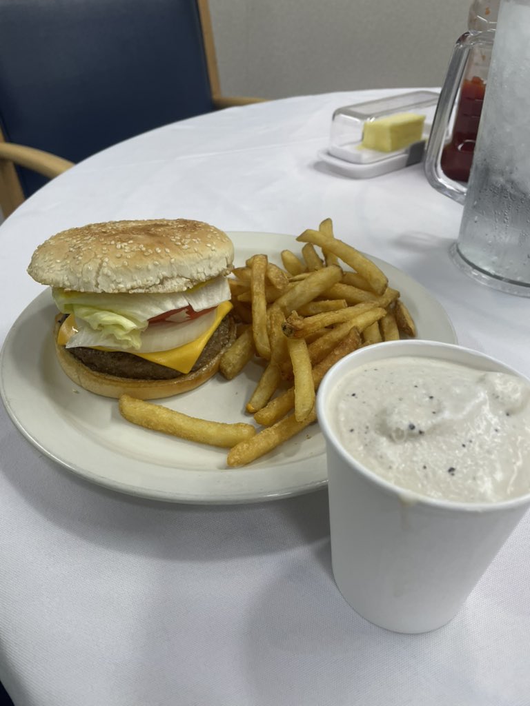 eltanglero's tweet photo. Last cheeseburger of the hitch. https://t.co/JuSbujvEqw