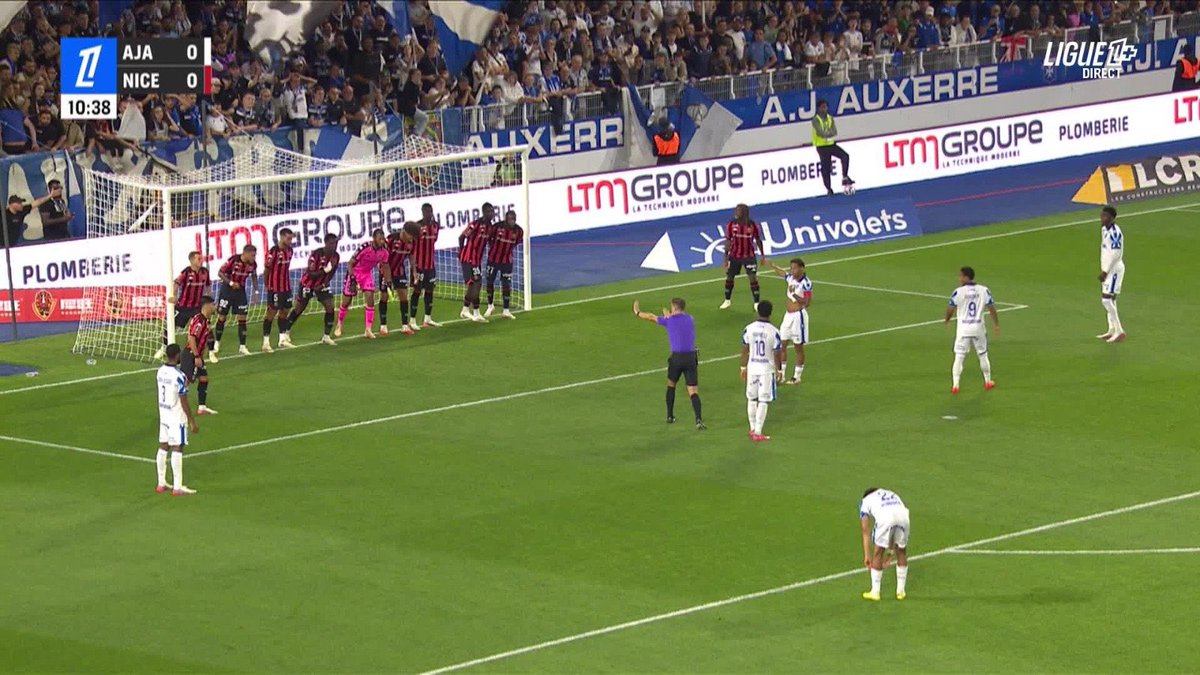 ActuFoot_'s tweet photo. IMAGE RARE 😅

Les Niçois sont à 9 dans la cage lors d’un coup-franc indirect d’Auxerre.

📸 @ligue1plus https://t.co/wOveXRLmaT