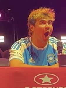 n4rr1ts's tweet photo. La cara de calum cuando le dijeron que machista era sexista JAJAJAJAJAJAJAJAJAJJAJAJAJA https://t.co/NyF7xdWpPO