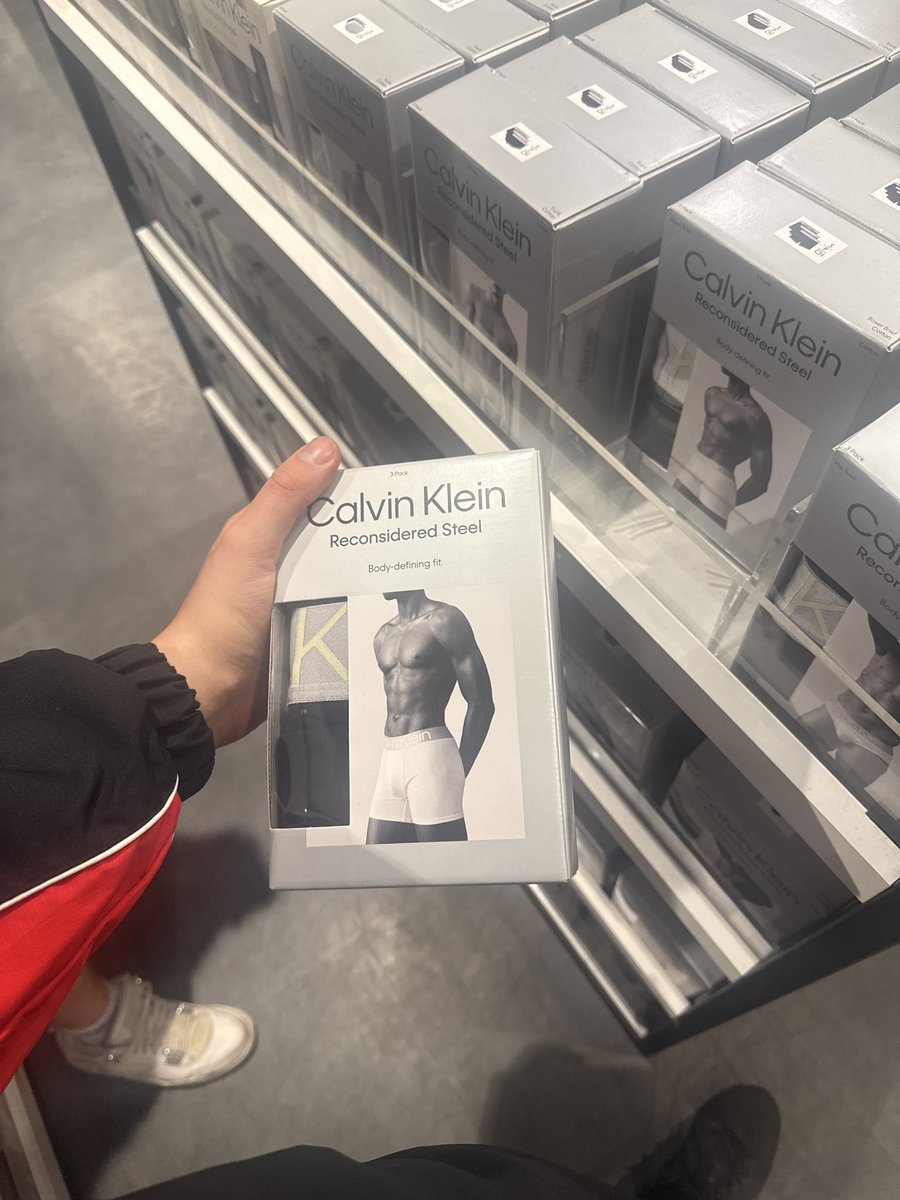 MasterCal00's tweet photo. You should be asleep why you looking…. https://t.co/X4ETiSTmAV