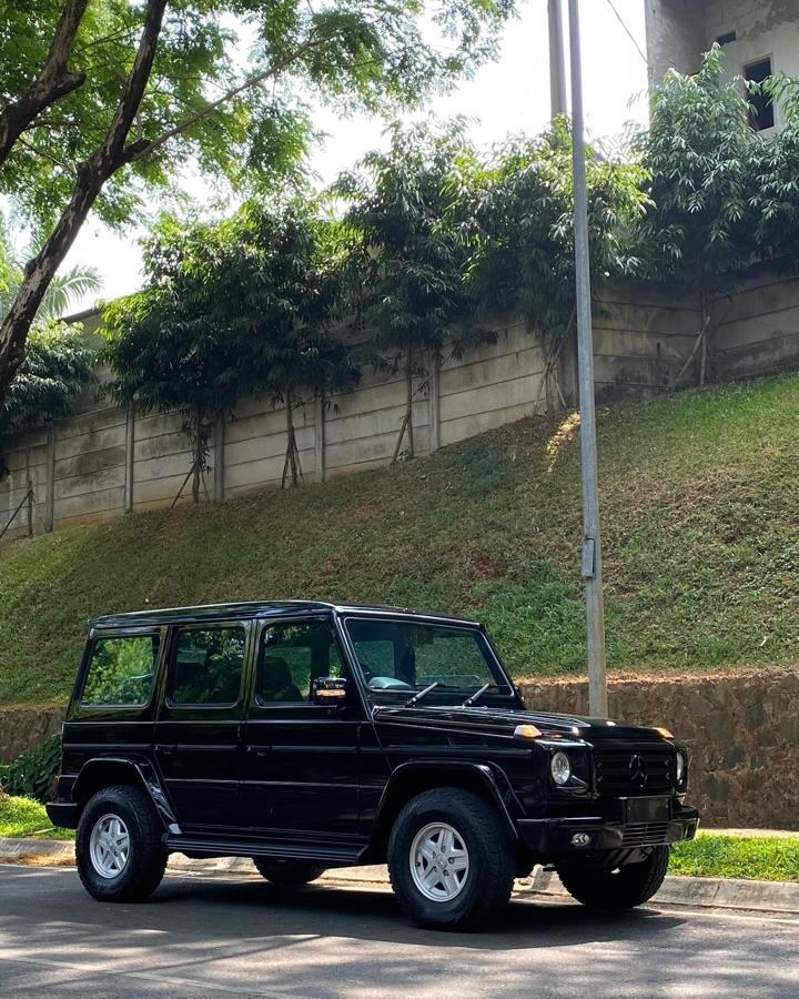 JorgeMatlow's tweet photo. Mercedes Benz G300 1995 Automatic, Black on Black. G55 fender flare original, interior original, pajak aktif, kaleng dan AC baru, kaki-kaki normal. Harga 1, 2 M cash, nego tipis. Lokasi Bintaro, siap kirim se-Indonesia. https://t.co/ub7ZwT67lG